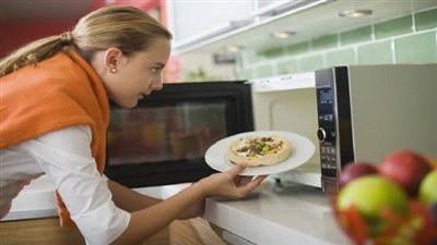 احذر منها.. 5 أطعمة قد تسبب التسمم إذا سخنتها في الميكروويف