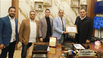 تهنئة العقيد مصطفي رشاد مأمور قسم أول العاشر بعيد الشرطة الـ 73