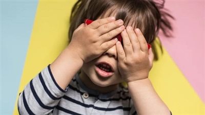 طفل يفقد بصره بسبب نقص فيتامين حيوي.. تحذير من عادات غذائية قاتلة