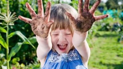 بحث جديد يكشف فائدة مذهلة للعب الأطفال في التراب