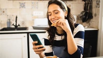 تناول السناكس يسارع ظهور التجاعيد عند تناولها قبل النوم.. تجنبها