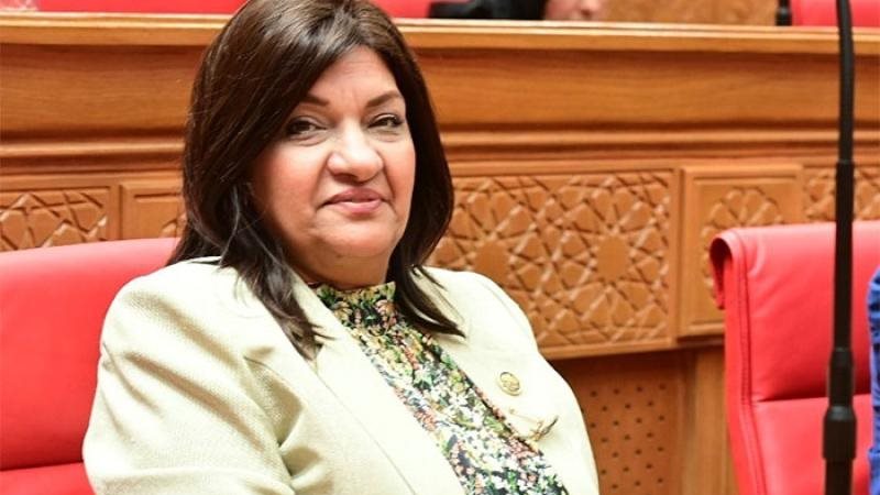النائية إيفلين متى