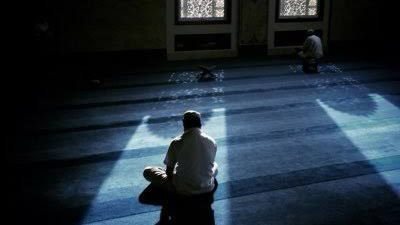 إذا كنت مسافرًا قبل الفجر.. الرخصة الشرعية التي تمنحك أجر الصلاة كاملاً