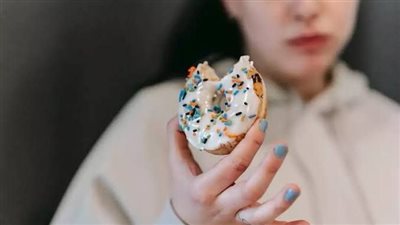 هل يزيد الاكتئاب من رغبتك في تناول الحلويات؟.. إليك التفسير العلمي