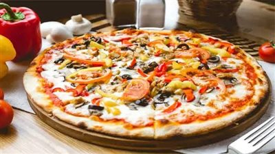 طريقة تحضير البيتزا الإيطالية الأصلية بمكونات بسيطة ولذيذة