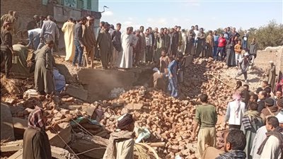 انتشال طفل من تحت أنقاض المنزل المنهار بأسيوط