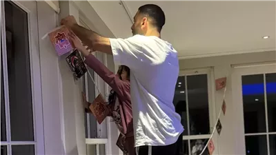 محمد صلاح يشارك جماهيره لحظات تزيين منزله برفقة ابنته مكة بمناسبة رمضان