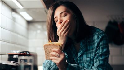 الحلويات واللبن الأبرز.. أطعمة تجعلك تشعر بالنعاس بعد تناولها