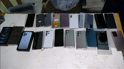 الجمارك تحبط محاولة تهريب كمية من الهواتف المحمولة بمطار برج العرب