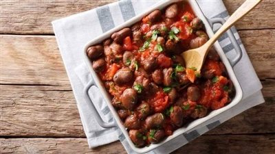 طريقة سهلة ولذيذة.. وصفة الشيف فاطمة أبو حاتي لتحضير الفول بالسجق