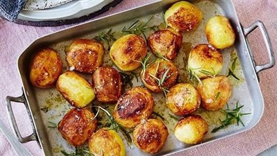 سحور شهي ومغذي.. بطاطس مشوية بالفرن مع الجبنة القريش والزعتر