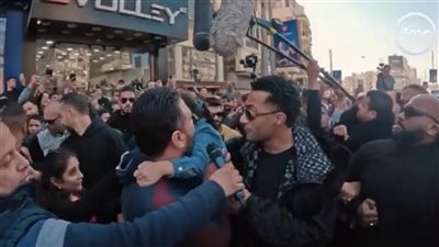 محمد رمضان يهدى مواطن جائزة بقيمة 100 ألف جنيه من مدفع رمضان