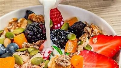 سحور 16 رمضان.. كورن فليكس بالشوفان مع اللبن والفواكه لوجبة خفيفة ومغذية