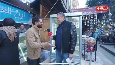 عمرو الليثي يهدى عاملين بمحل ألبان ومسن جوائز مالية من أجمل ناس