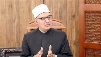 هل يختلف ثواب قراءة القرآن من الهاتف عن المصحف الورقي؟.. الإفتاء توضح