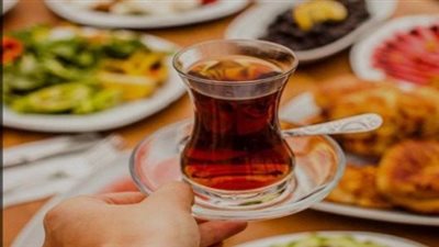 منها الشاي الأحمر واللحوم المصنعة.. أطعمة ومشروبات يُفضل تجنبها في السحور