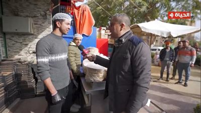 عمرو الليثي يهدي عاملين بمحل فطاطري ومسن جوائز مالية من أجمل ناس