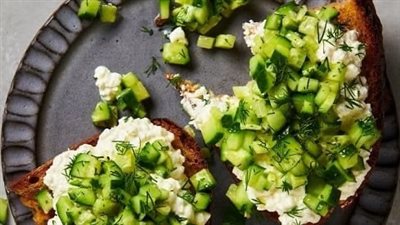 سحور 23 رمضان.. وجبة جبنة قريش صحية مع زيت زيتون وزعتر وخيار