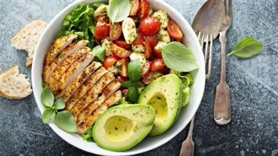 سلطة الدجاج المشوي بالأفوكادو.. إفطار شهي وصحي يمنحك طاقة طوال اليوم