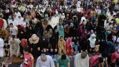 هل يجوز صلاة الرجال بجوار النساء في العيد؟.. الأزهر يوضح
