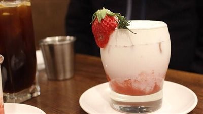 نكهة منعشة لأيام الصيف.. طريقة تحضير مشروب لاتيه الفراولة البارد 