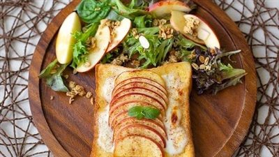 وجبة سحور خفيفة ولذيذة.. جبنة موتزاريلا مع شرائح التفاح والمكسرات