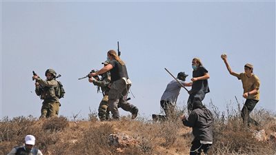 الاحتلال يفتح الطريق أمام عنف المستوطنين.. وتصاعد الغضب الشعبي بالضفة