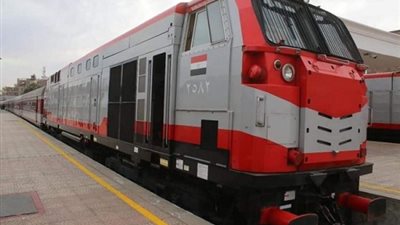 لسه موقفش وهو مستعجل.. إصابة شاب جراء سقوطه من قطار سوهاج