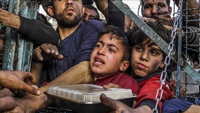 «أونروا» تطلق نداء عاجلا.. الجوع يسقط سكان غزة مغشيا عليهم في الشوارع