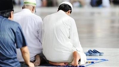 كيف يتصرف المسلم إذا دخل المسجد والإمام في الركوع أو السجود؟