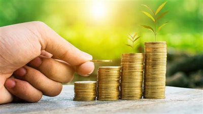 هل يُسمح بمساعدة زميل العمل من أموال الزكاة؟.. دار الإفتاء توضح الشروط