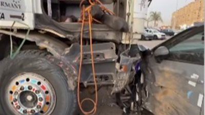 أصبحت كومة حديد.. « تريلا» تصطدم بمعرض سيارات في القاهرة