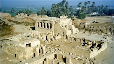 محافظ قنا يبحث فرصًا استثمارية جديدة تشمل فندقًا سياحيًا ومدينة ترفيهية