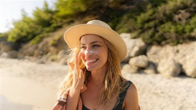 استمتعي بأشعة الشمس بأمان.. نصائح لحماية بشرتك من الحروق في الصيف 