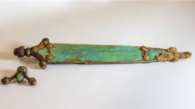 اكتشاف «سيف» مزخرف بأحجار كريمة في مقبرة تعود للعصر الحديدي بفرنسا