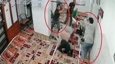اقتحموا بيت الله.. شباب يعتدون بالضرب على شخص داخل مسجد بالقاهرة