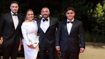 أحمد السقا يشارك جمهوره لمحات من حياته الأسرية.. «أنا فخور بولادي»