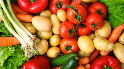 تذبذب في أسعار الخضروات والفاكهة.. والطماطم تتراوح بين 12 و16 جنيها