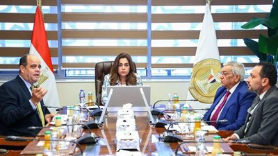 الدكتورة منال عوض تبحث سبل تطوير خدمات النظافة بالقاهرة والجيزة