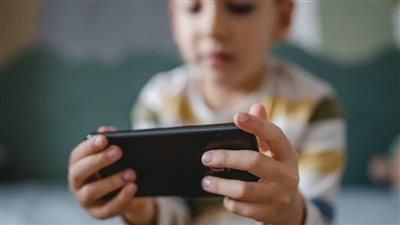 طفلك لا يترك الهاتف؟.. خطوات فعالة لتقليل إدمان الشاشات بسهولة