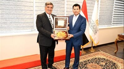 حزب الجبهة الوطنية يكرم وزير الشباب والرياضة.. تقديرا لجهوده في دعم الشباب