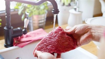 «غسل اللحمة» قبل الطبخ ممكن يضر صحتك.. اعرف السبب وإزاي تتجنب المخاطر؟
