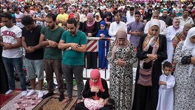 الأوقاف تحذر.. صلاة مختلطة دون فاصل بين الرجال والنساء مخالفة شرعية