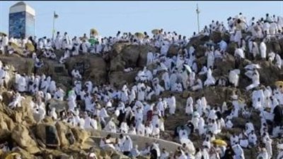 بسبب الحرارة الشديدة.. وزارة الحج توجه الحجاج للبقاء في مخيماتهم بمشعر عرفة