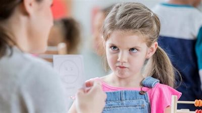 دليلك لفهم نفسية الطفل العنيد والتعامل معه بهدوء 