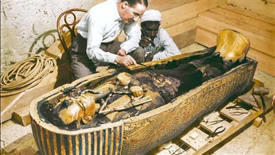 أمير الشعراء في حضرة الفرعون الذهبي.. شوقي ينشد لمقبرة توت عنخ آمون