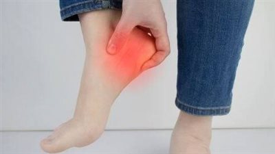 ألم الكعب يزعجك كالسكاكين؟.. هذه أسباب محتملة وطرق للعلاج