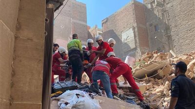 إنقاذ مواطن من تحت أنقاض القبة بعد نداء استغاثة وفقدان أسرته بالكامل