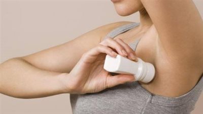 هل «مزيل العرق» وراء البقع الصفراء واسمرار الجلد؟.. إليك الحقيقة 
