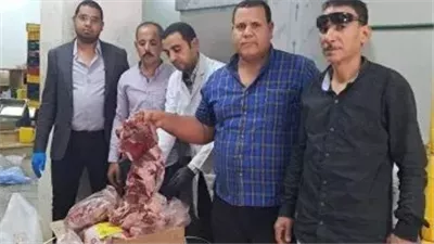  كارثة صحية داخل مطعم شهير بسوهاج.. لحوم فاسدة كادت تقدم للمواطنين